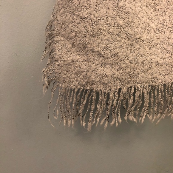 Grey blanket scarf - Picture 2 of 5